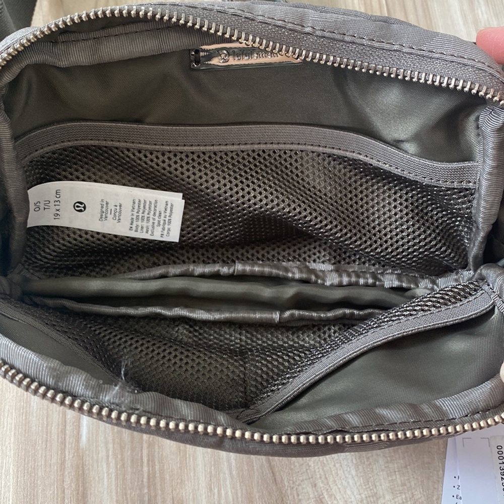 โค๏ธ Lululemon OG Everywhere Belt Bag Grey Camo HAGI NWT - Picture 5 of 8